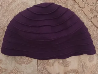 Cappello Bata in lana viola con fiore