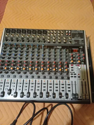 Tavola di mixaggio Behringer Xenyx 222USB
