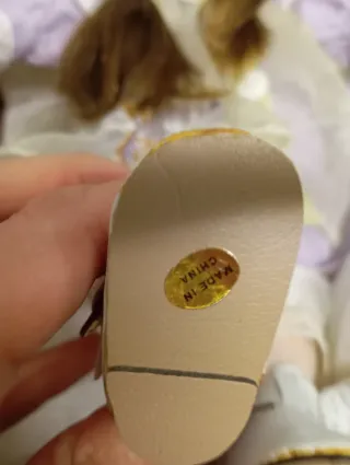 Muñeca porcelana en cesta de enea