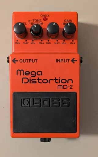 Pedal BOSS MD-2 Mega Distortion.