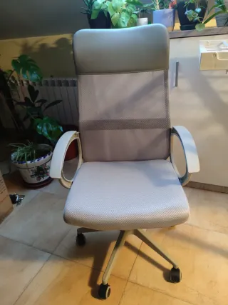 Poltrona da ufficio grigia e bianca