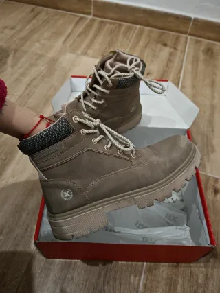 Botines XTI color taupe