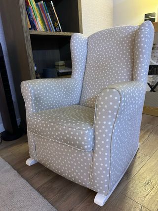 Poltrona oscillante per l'allattamento a pois