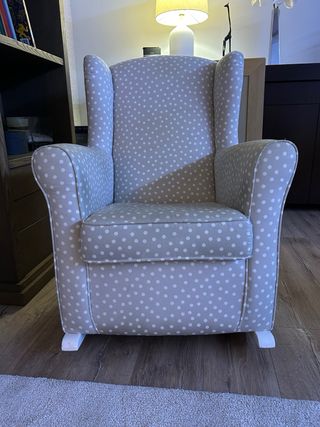 Poltrona oscillante per l'allattamento a pois