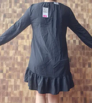 Vestido negro manga larga volante