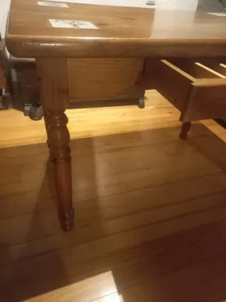 Mesa de madera rústica con detalles de porcelana