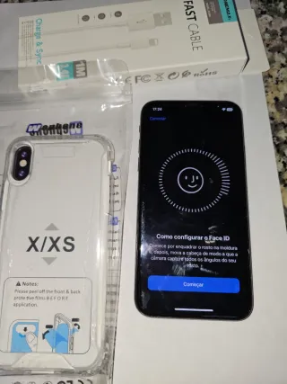 iPhone X Prateado com Capa e Cabo.