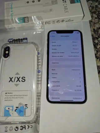 iPhone X Prateado com Capa e Cabo.