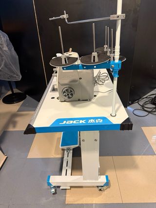 Maquina de remallar de 5 hilos marca Jack