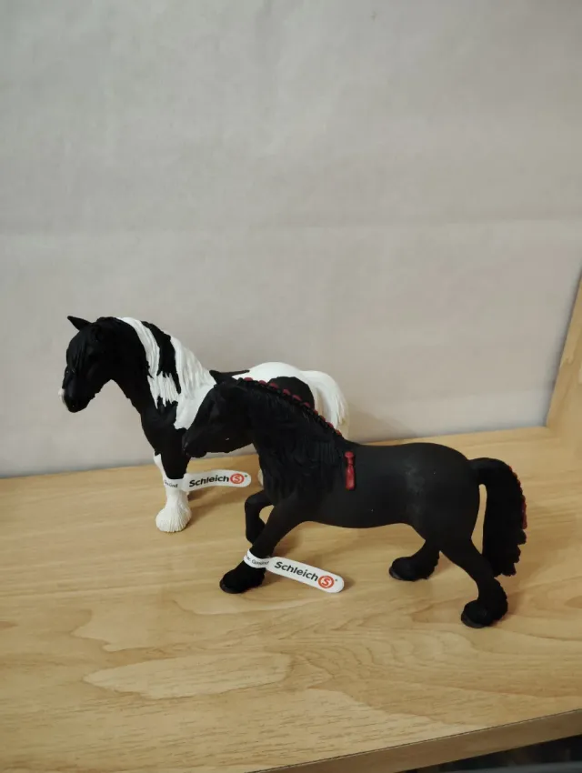 Lote 2 Caballos Schleich: Tinker y Frisona