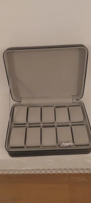 Scatola porta orologi nera e grigia