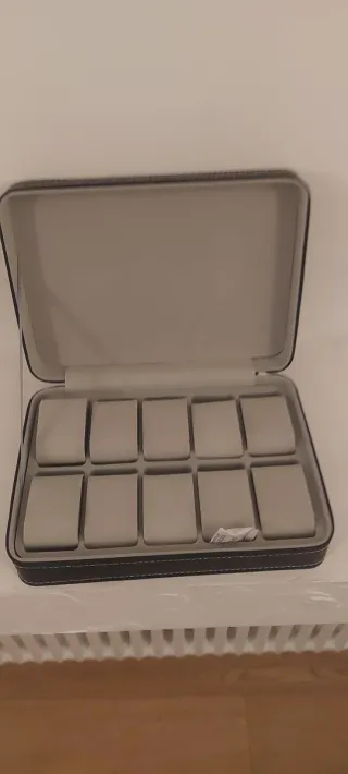 Scatola porta orologi nera e grigia