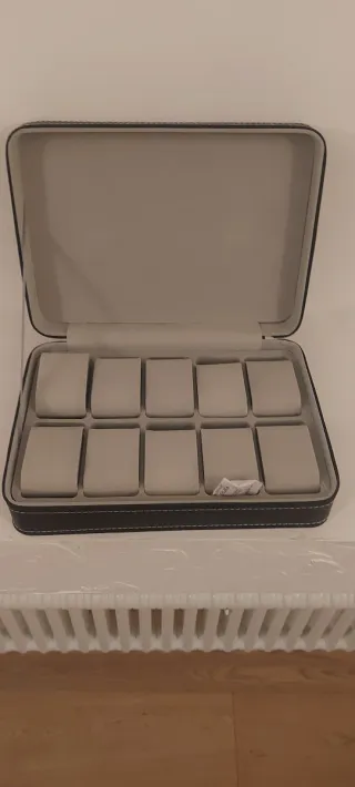 Scatola porta orologi nera e grigia