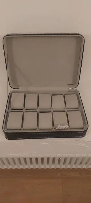 Scatola porta orologi nera e grigia