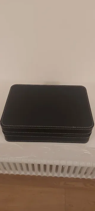 Scatola porta orologi nera e grigia