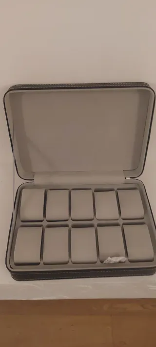 Scatola porta orologi nera e grigia