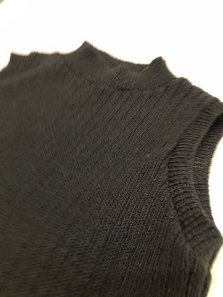 Chaleco de punto negro cuello alto sin mangas