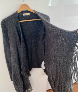 Chaqueta Hollister tipo capa gris Talla M poncho