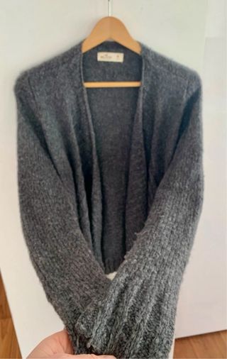 Chaqueta Hollister tipo capa gris Talla M poncho