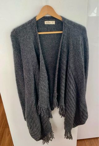 Chaqueta Hollister tipo capa gris Talla M poncho