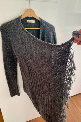 Chaqueta Hollister tipo capa gris Talla M poncho