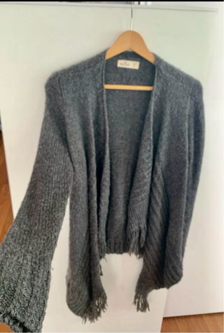 Chaqueta Hollister tipo capa gris Talla M poncho