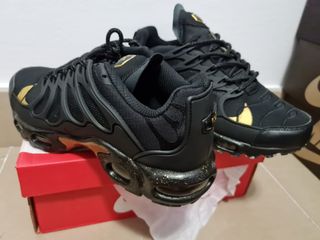 Zapatillas negras y detalles en dorado