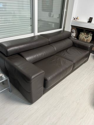 Sofá de piel marrón