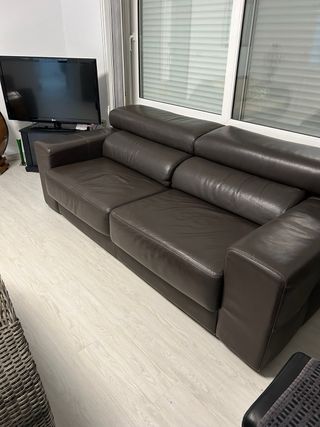Sofá de piel marrón