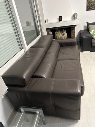 Sofá de piel marrón