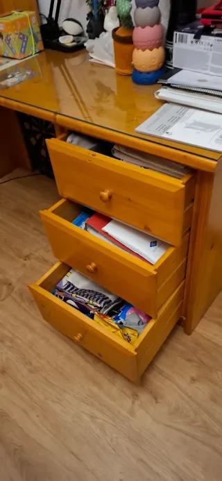 Escritorio juvenil de madera y cristal