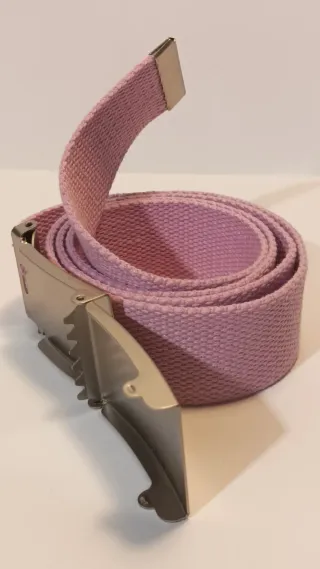 Cinturón lila con hebilla metálica
