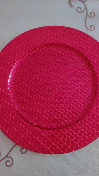 Piatto decorativo rosso in plastica
