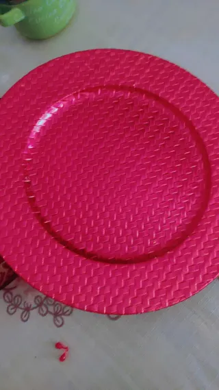 Piatto decorativo rosso in plastica