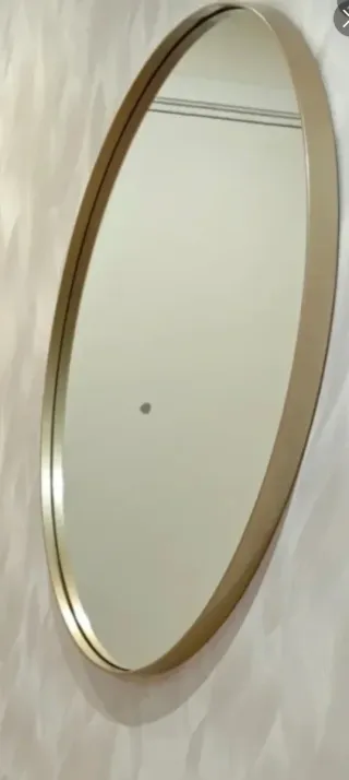 Elegante specchio ovale con cornice dorata