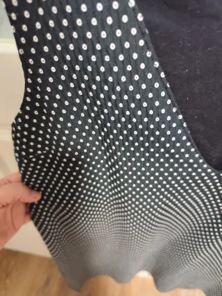 Vestido negro con puntos blancos