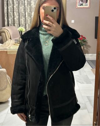 Abrigo negro Pull&Bear pelo