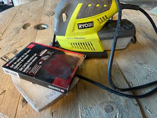 Levigatrice Ryobi 100W + Carta Abrasiva