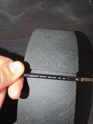 Gafas de sol Prada negras y doradas