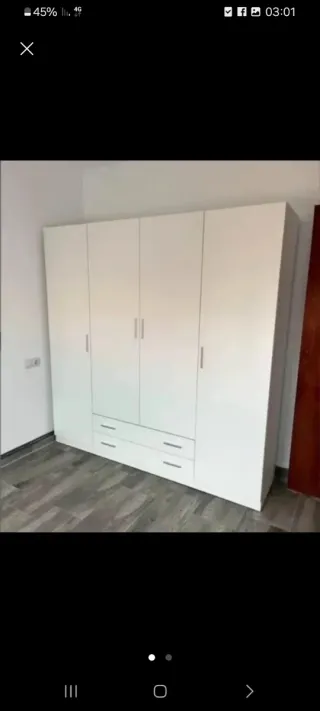 Armario de madera color beige y marrón