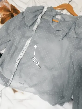 BLUSA BERSHKA S CHIFÓN PLUMETIS VOLANTES AZUL