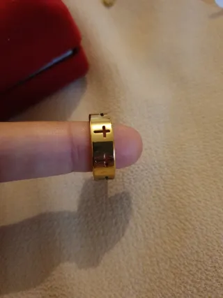 Anillo chapado en oro con cruces
