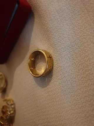 Anillo chapado en oro con cruces