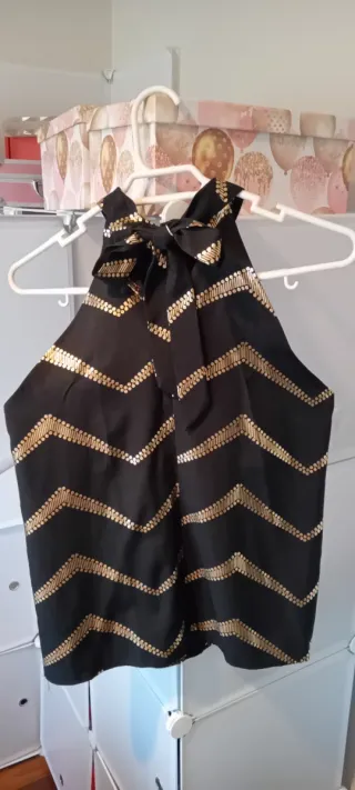 Top preto com detalhes dourados