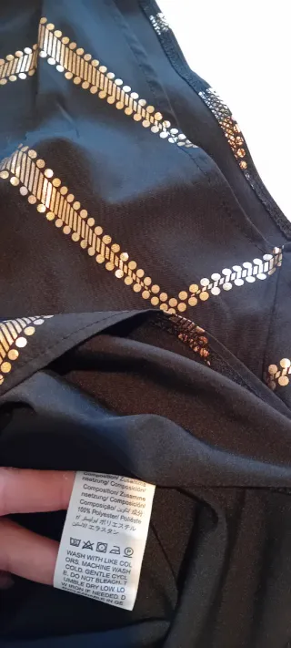 Top preto com detalhes dourados