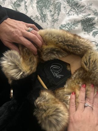 Elegante capa negra con detalles marrones