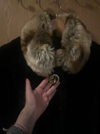 Elegante capa negra con detalles marrones