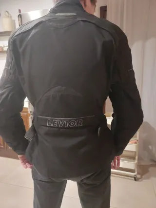 Chaqueta de moto LEVIOR negra