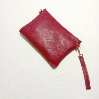 Cartera de mano piel roja con grabado