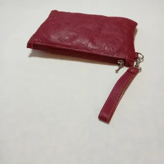 Cartera de mano piel roja con grabado